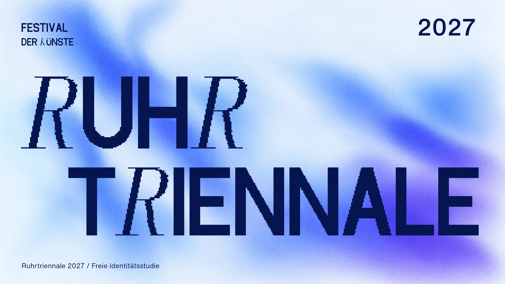 Versetzt gesetzter Festivalname mit feinen Serif-R auf einem unscharfen blau-violetten Lichtfeld.