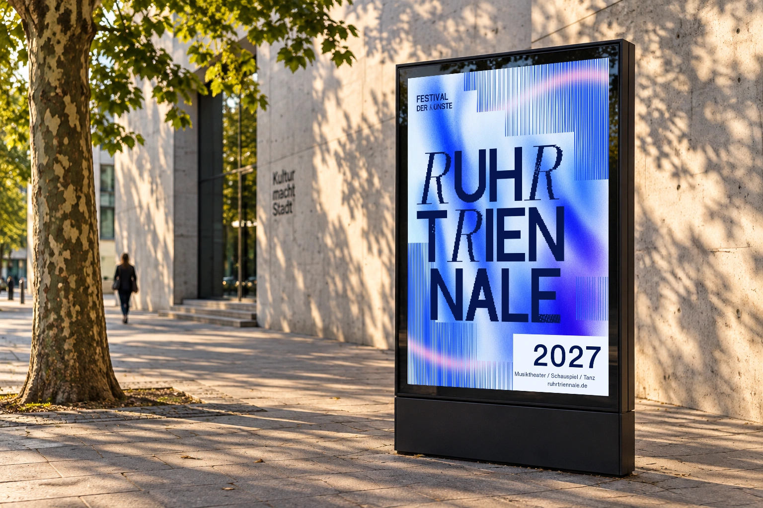 Hochformatiges Lichtfeldplakat in einem Citylight vor einer besonnten Fassade. Generierte Konzeptansicht.