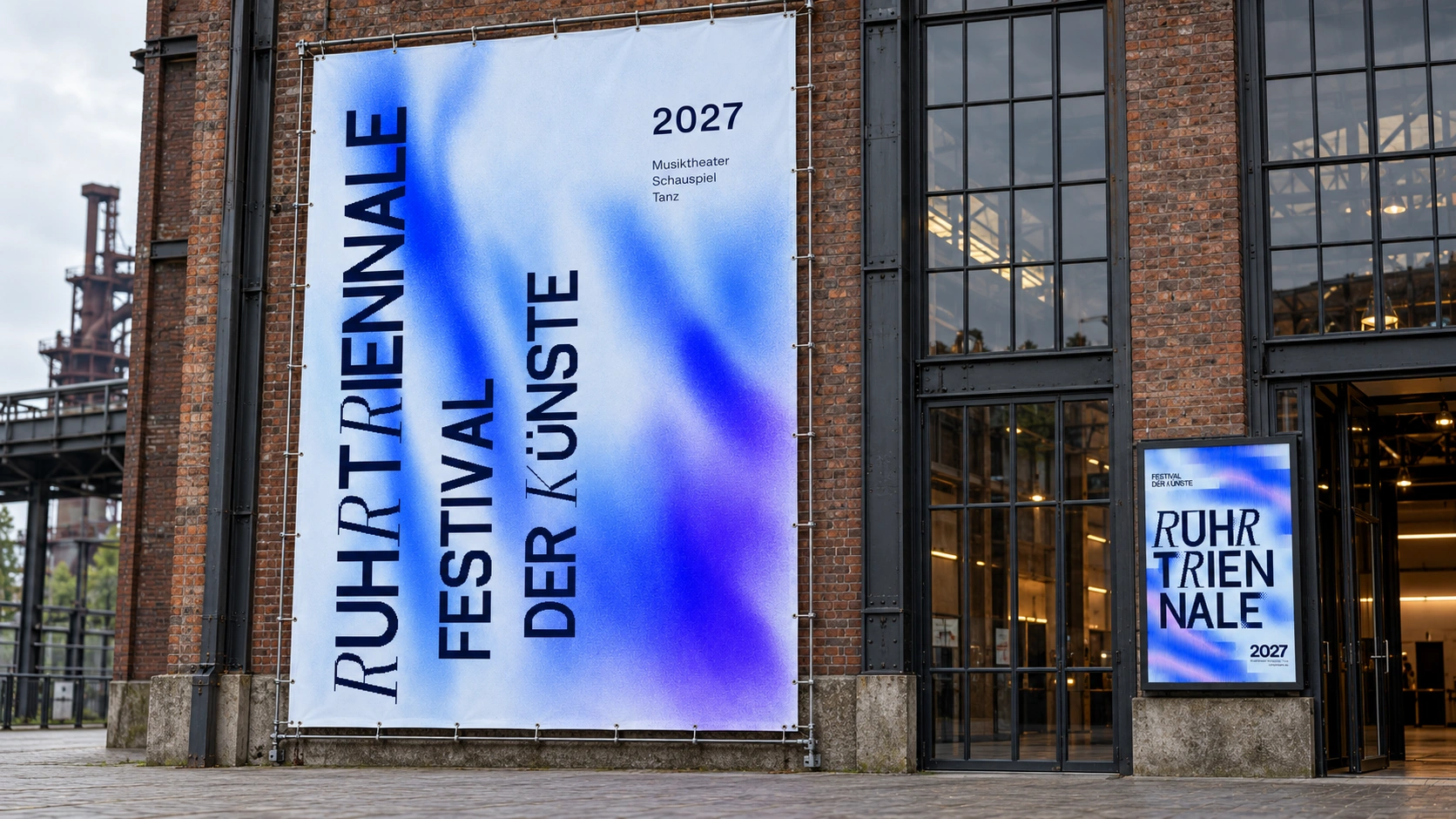Großes textiles Fassadenbanner mit vertikaler Festivaltypografie, an Ösen vor einer Backsteinfassade befestigt. Generierte Konzeptansicht.