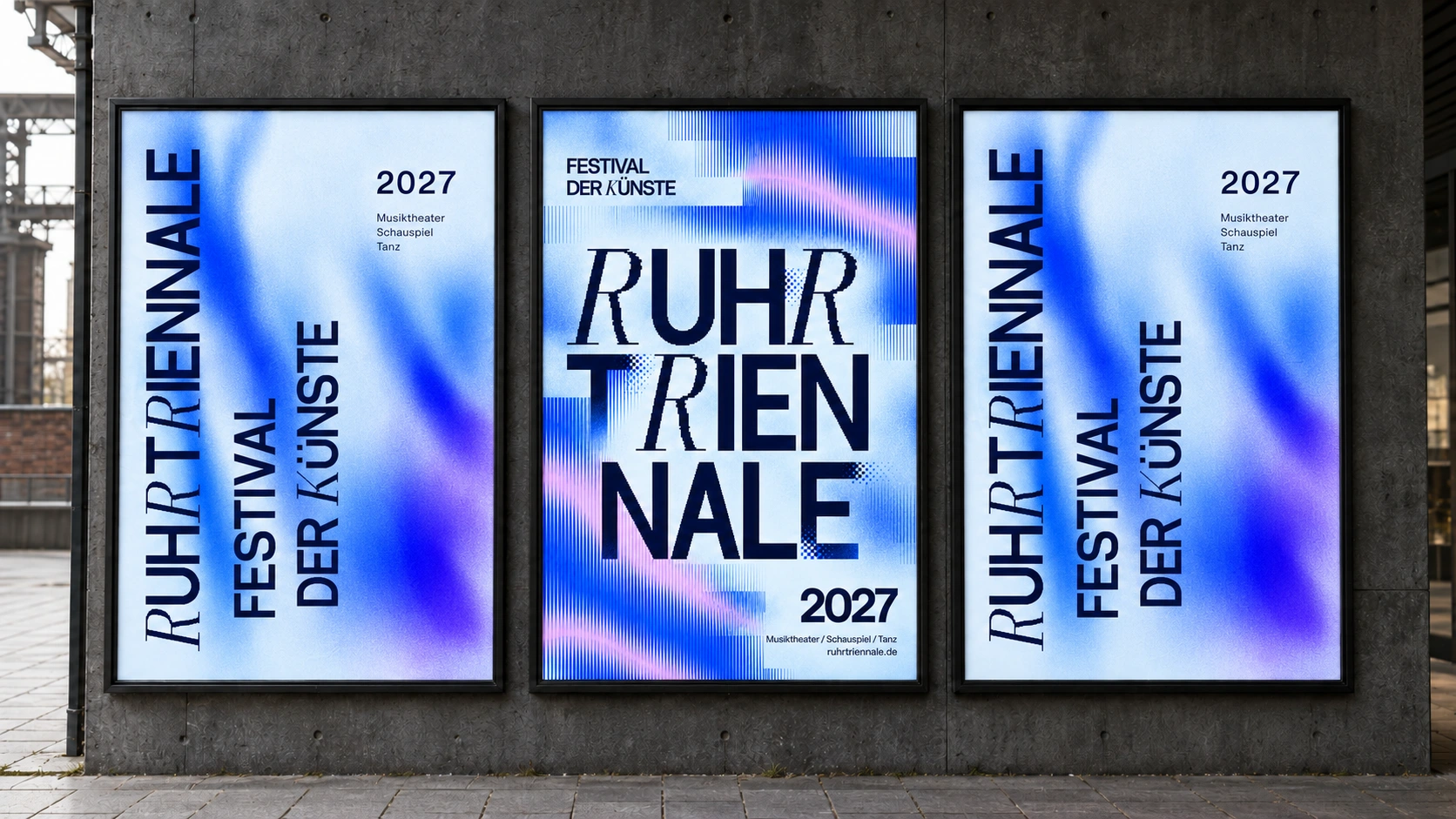 Drei beleuchtete Plakate mit vertikaler Festivaltypografie und blauem Lichtfeld. Generierte Konzeptansicht.